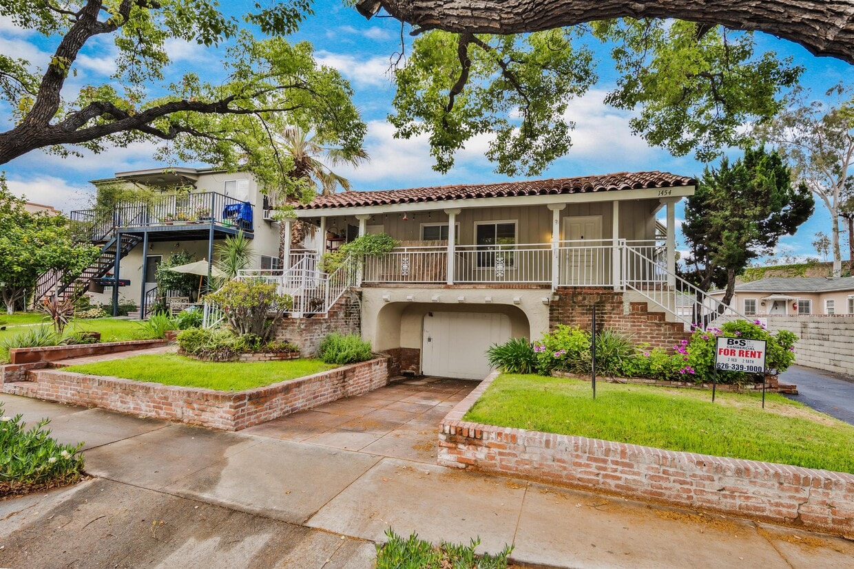 Foto principal - 1454 E Chevy Chase Dr