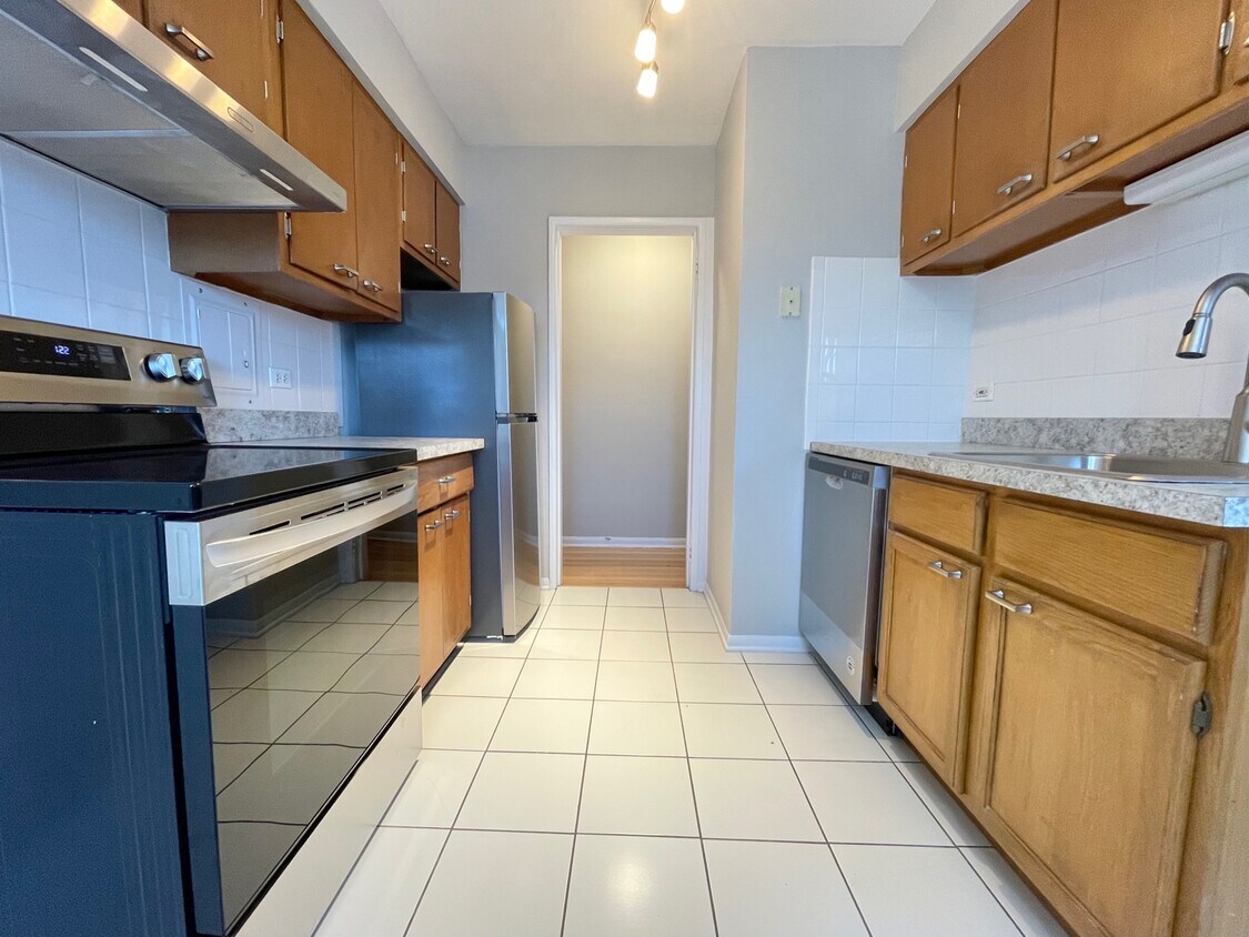 Primary Photo - 2357 W Jarvis Ave