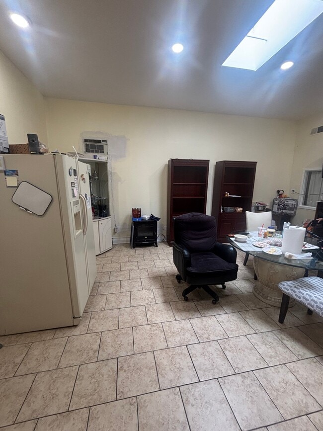 Photo - 3043 W Montrose Ave Apartment