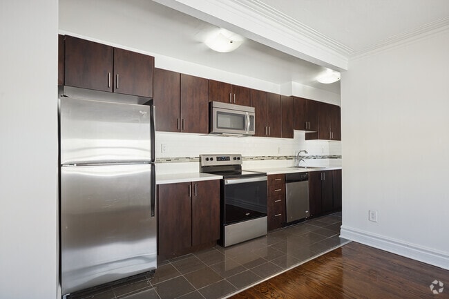 1BR, 1BA - 491SF - Kitchen - 1660 Bathurst Street