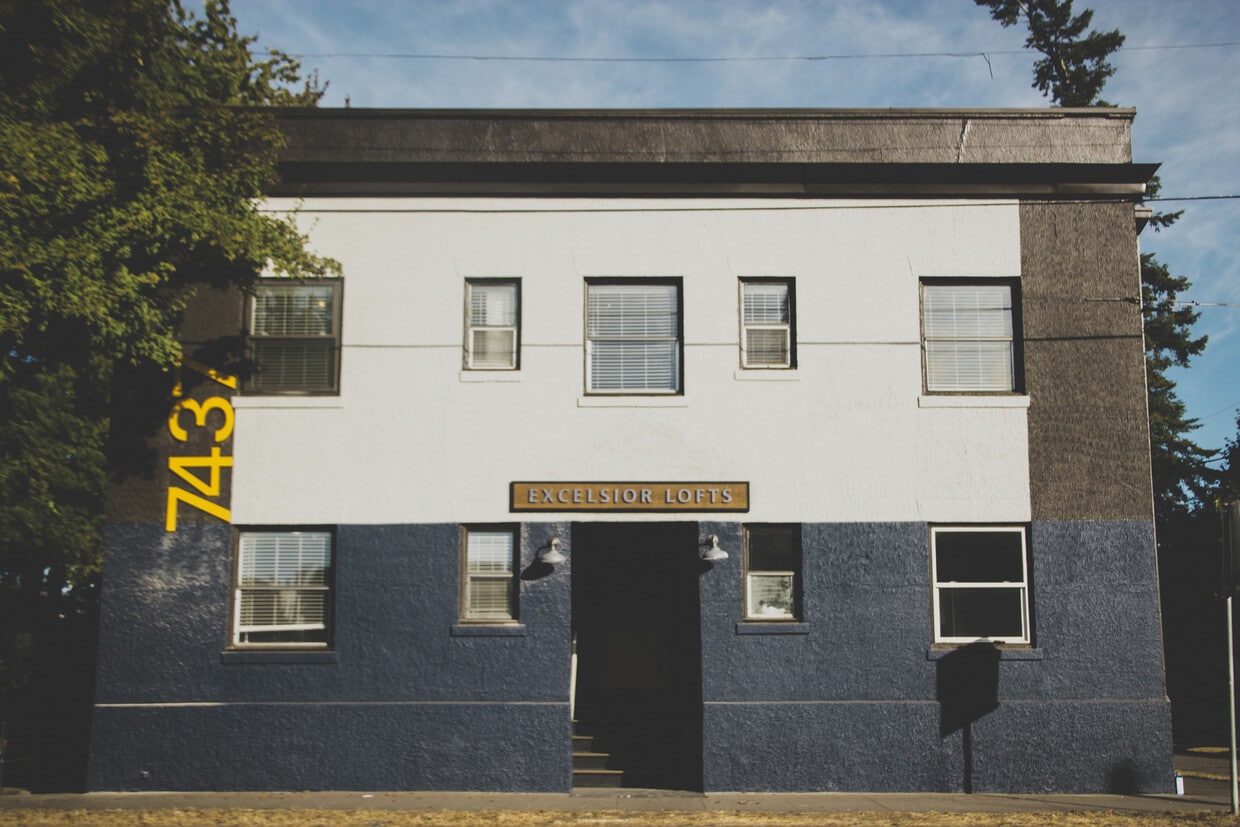 Top Floor Vintage Studio with Modern Renovations! - Top Floor Vintage Studio with Modern Renovations!