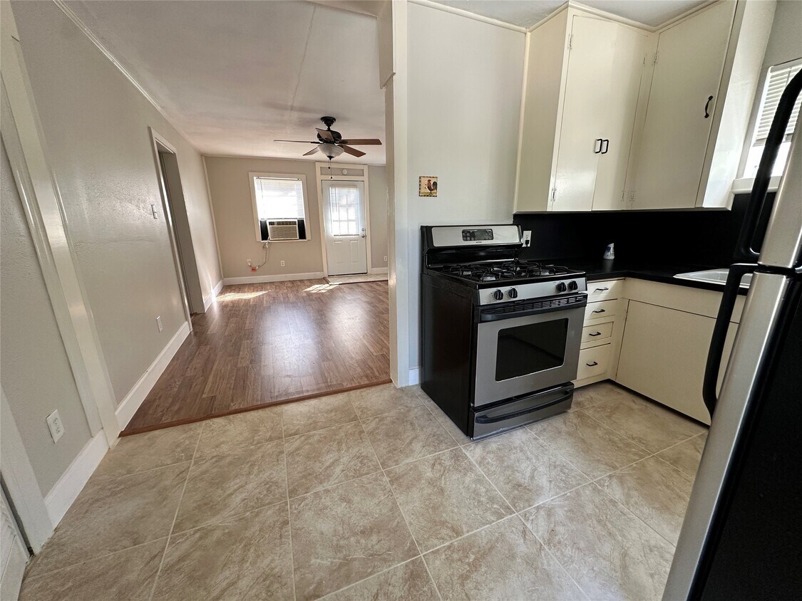 Foto principal - 7110 McHenry St