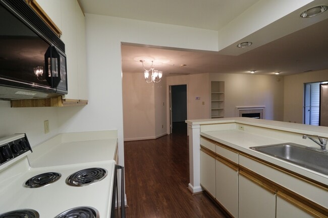 Building Photo - Sunny & Private 2bd/2ba w/Balcony, w/d in-...