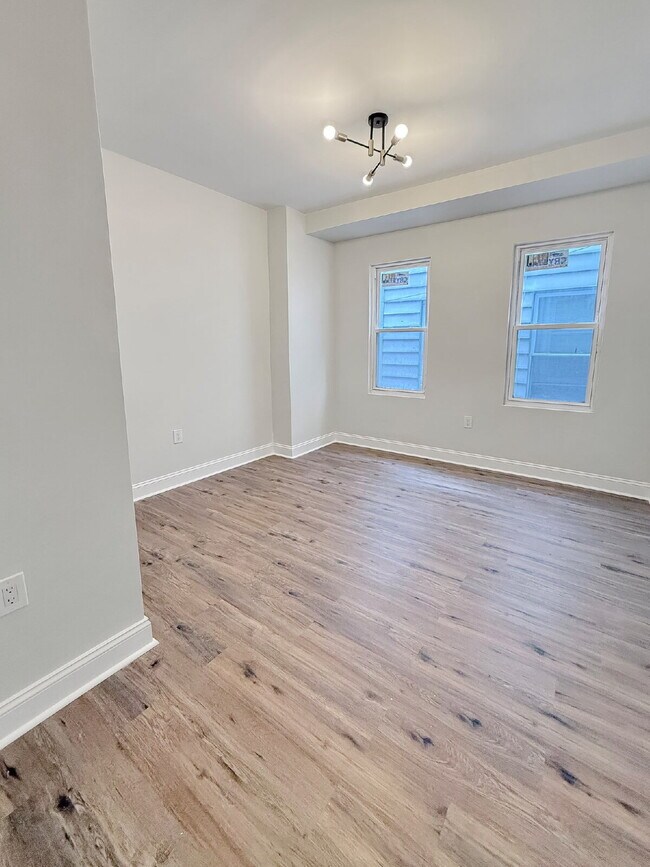 Building Photo - Renovated 2-Bedroom Apartment in Vibrant U...