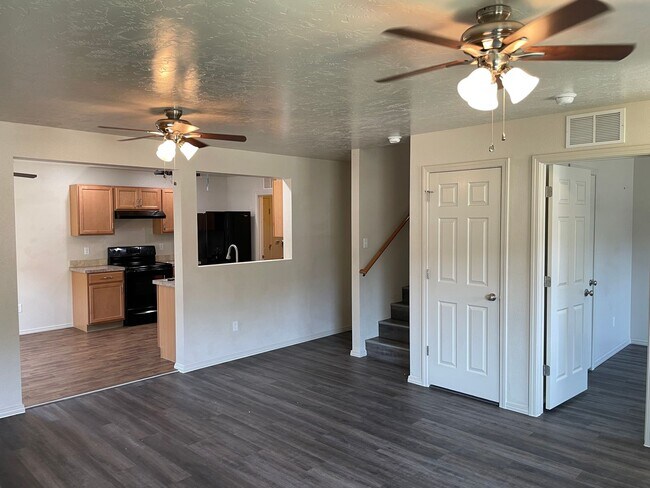 Building Photo - Beautiful 4 Bed 3 Bath in Quiet Neighboorh...
