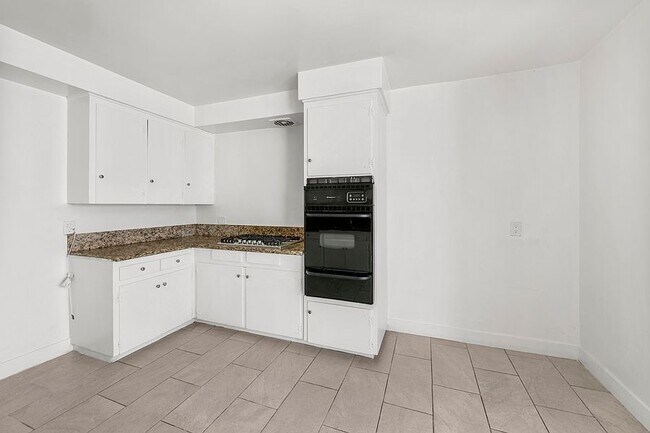 Building Photo - 10618 Crenshaw Blvd