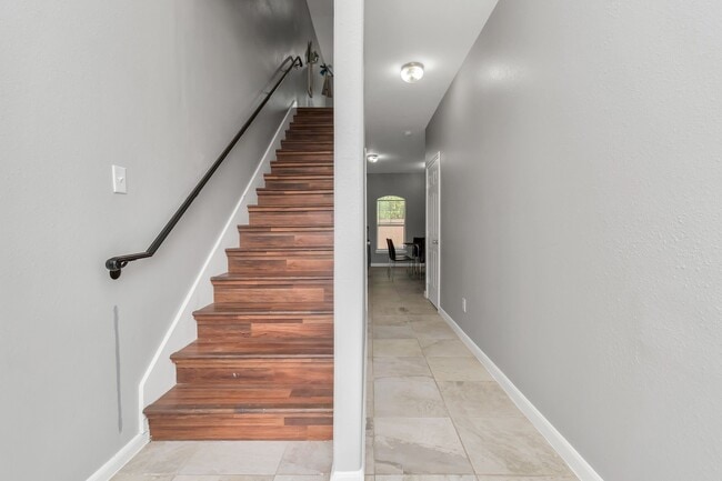 Building Photo - 5822 Santa Bernadetta