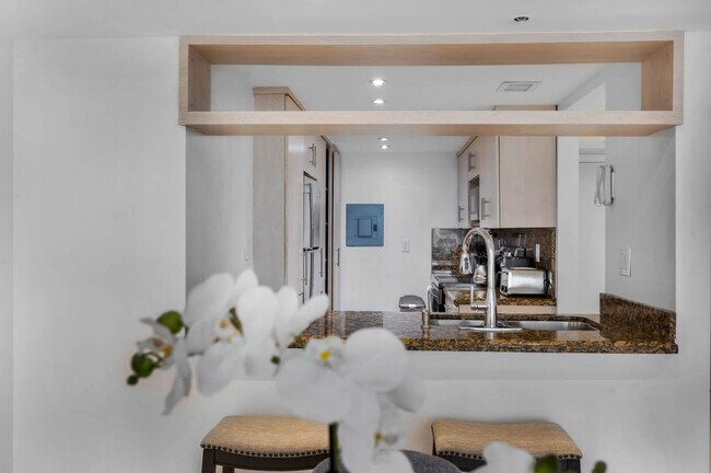 Foto del edificio - 1717 N Bayshore Dr