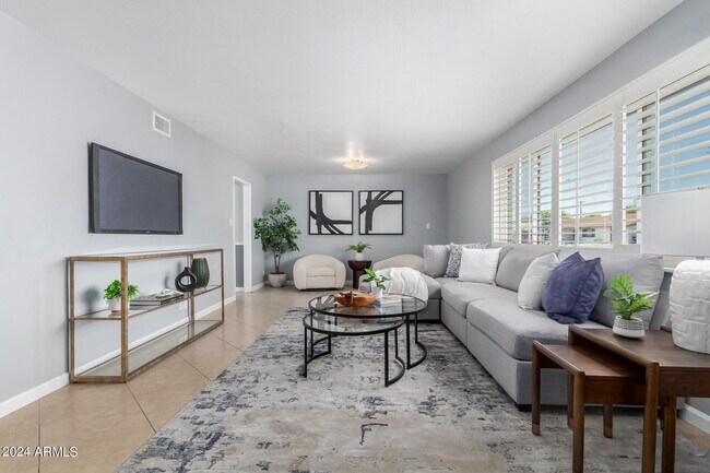 Foto del edificio - 8117 E Lewis Ave