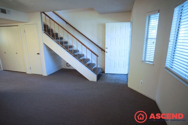 Building Photo - Stunning Townhome in Southwest Bakersfield!