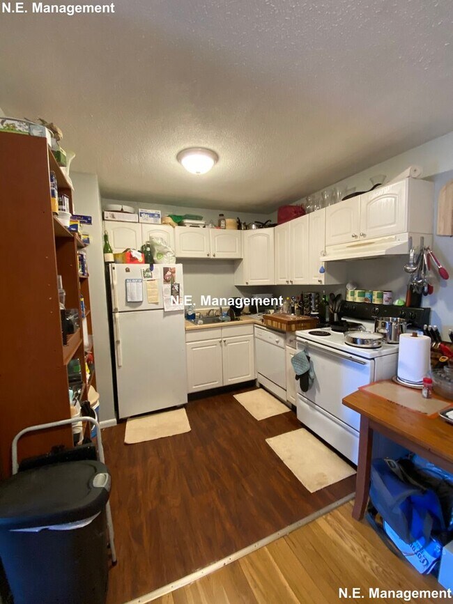 Building Photo - Unbeatable Apt in Convenient Location near...