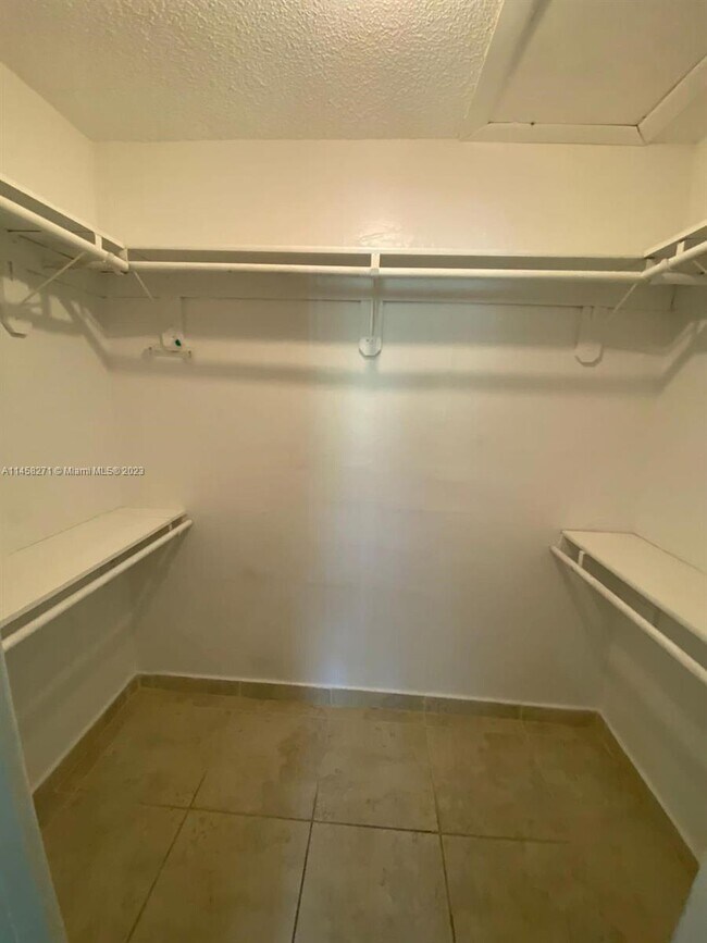 Foto del edificio - 7095 NW 179th St