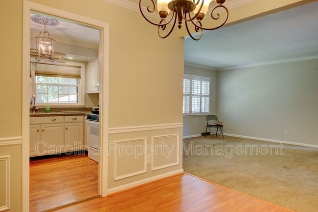 Foto del edificio - 6412 Tomahawk Ln
