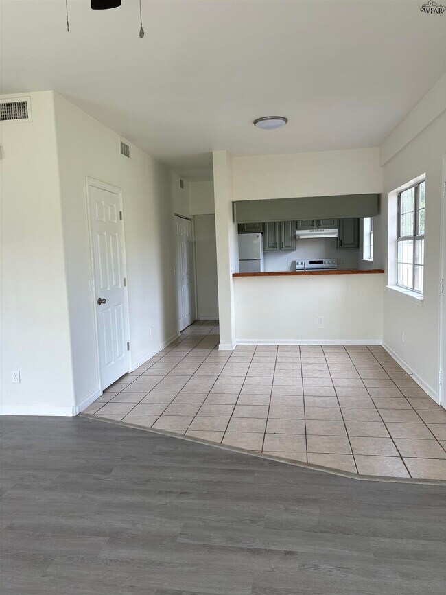 Foto del edificio - 223 W Bryan Ave