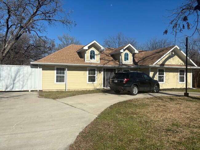 Building Photo - 2333 Kingswood Dr