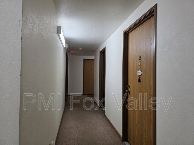 Building Photo - 103 N Elm St
