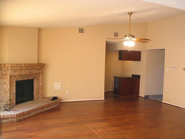 Foto del edificio - 15802 Kenbrook Dr