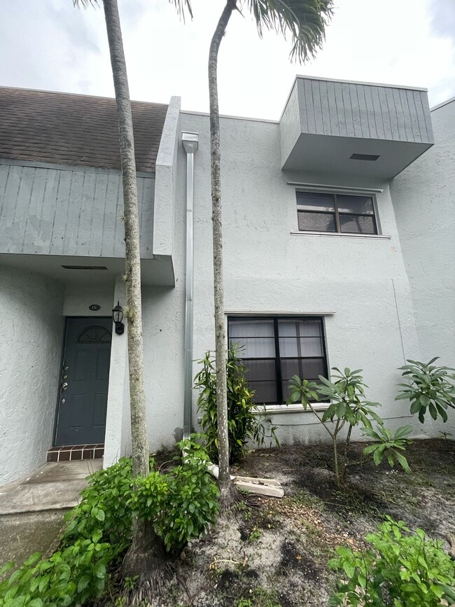 Foto del edificio - 2718 S University Dr