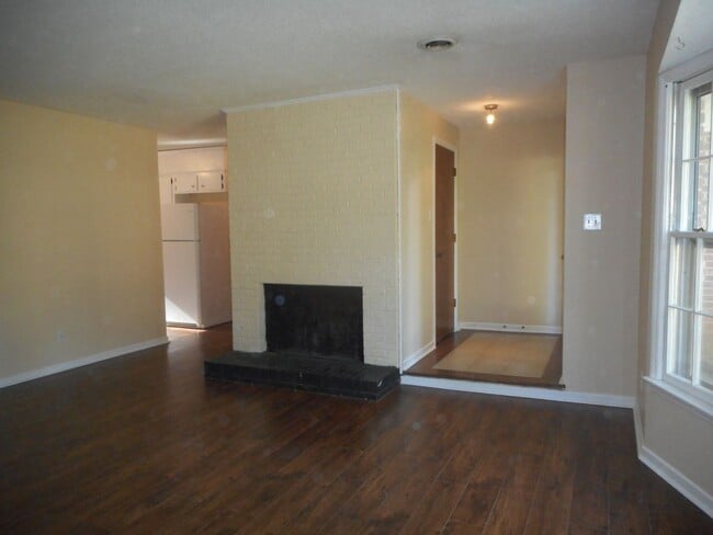 Foto del edificio - 3-bedroom, 2-bath Brick Home