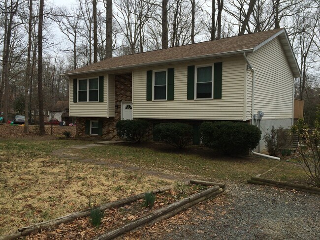 Foto del edificio - SPACIOUS HOME ON LARGE LOT - 4 BEDS 2.5 BATHS