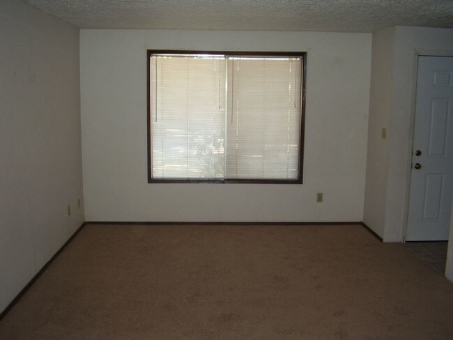 Building Photo - 2 Bedroom Two Story Duplex!