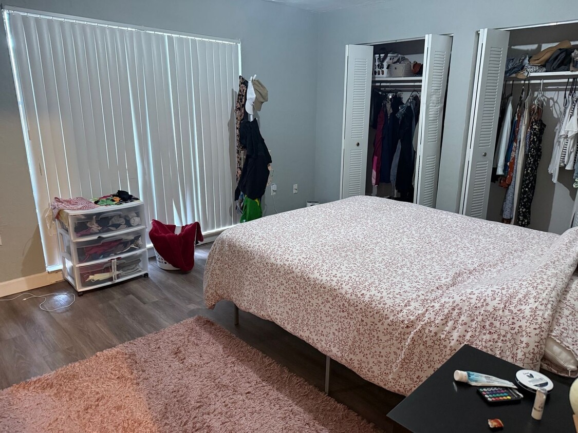 Building Photo - * MOVE IN SPECIAL * 1/2 OFF 2ND MONTH'S RENT!! Spacious 1,226 SF Unit - 2 bd / 2 ba near UF - Bra...