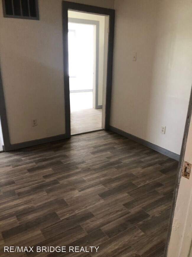 Building Photo - 3 br, 1 bath House - 21 N Center St
