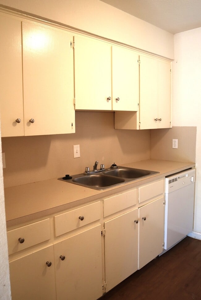 Building Photo - Quaint 2 /1 Duplex apartment with large ba...