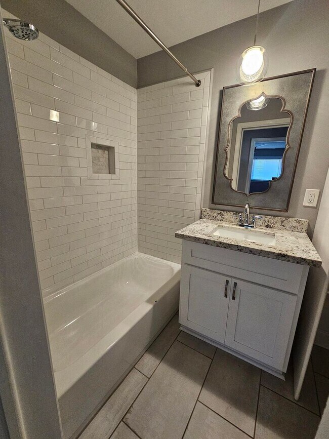 Building Photo - 4 Bedroom, 2 Bath Newly Renovated House for Lease