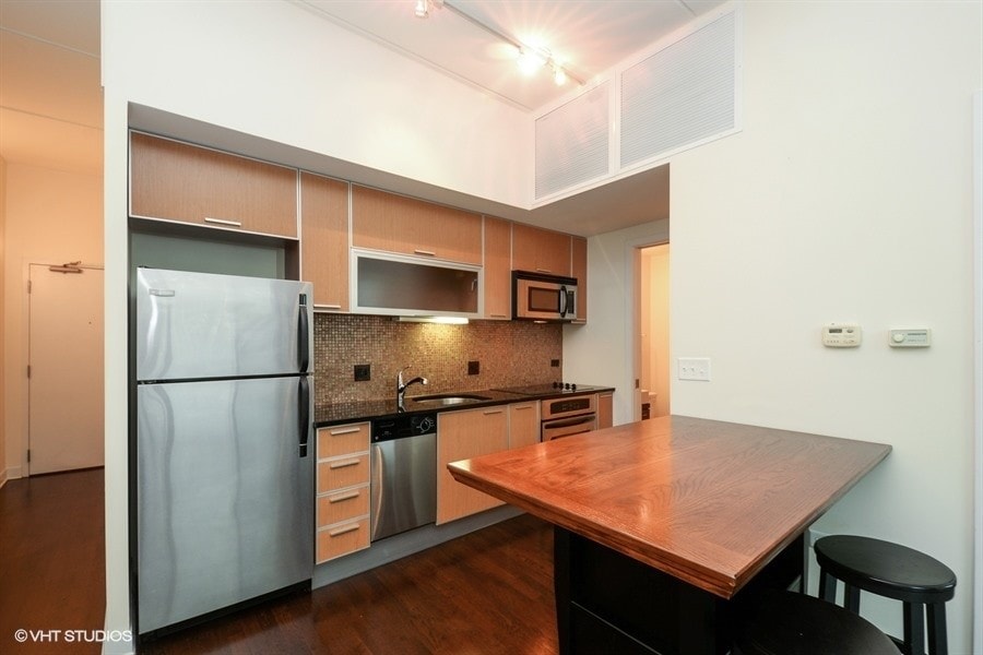 Primary Photo - 332 N Desplaines St