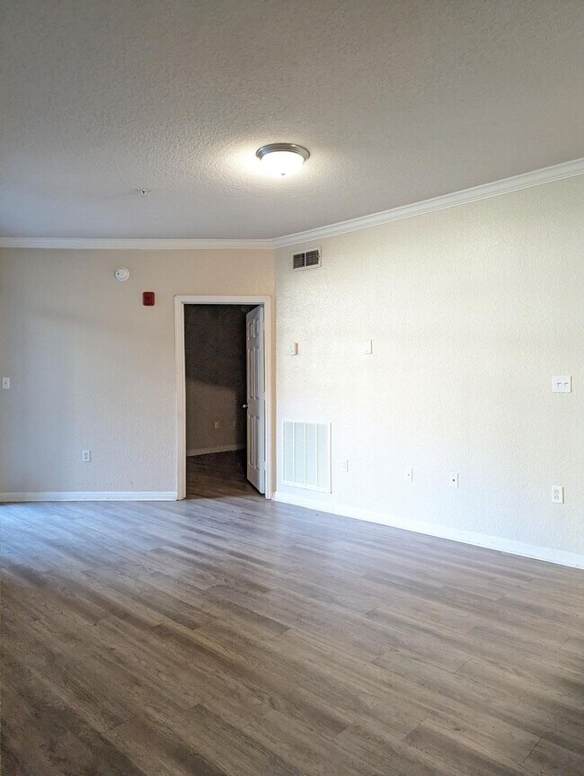 Foto del edificio - Conveniently located, Updated 2x2 corner b...