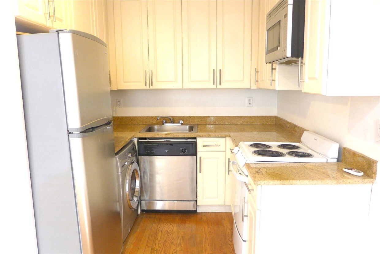 Building Photo - 302 E 52nd St
