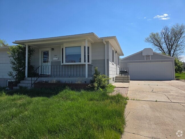 Building Photo - 2465 Parkview Dr