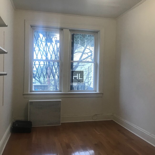 Building Photo - 2 Bedroom Apartment with Terrace