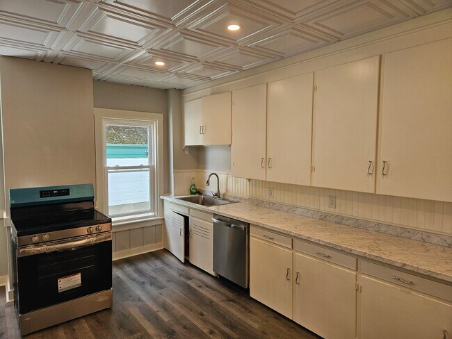 Kitchen - 92 Bank St