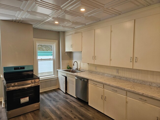 Kitchen - 92 Bank St