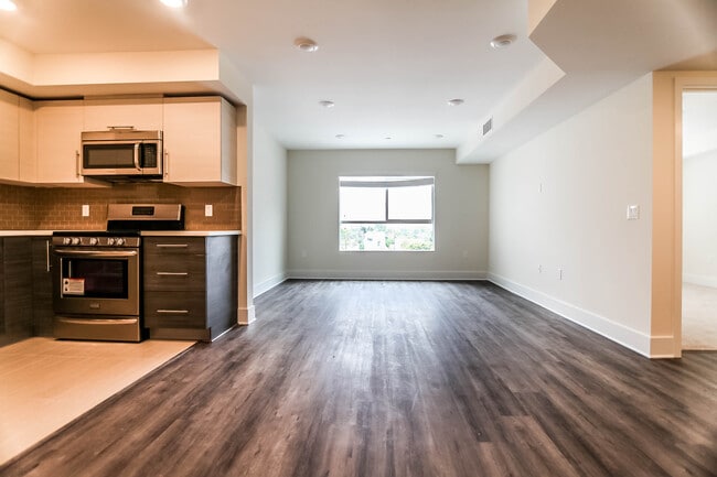 Building Photo - 5026 Rosewood Ave