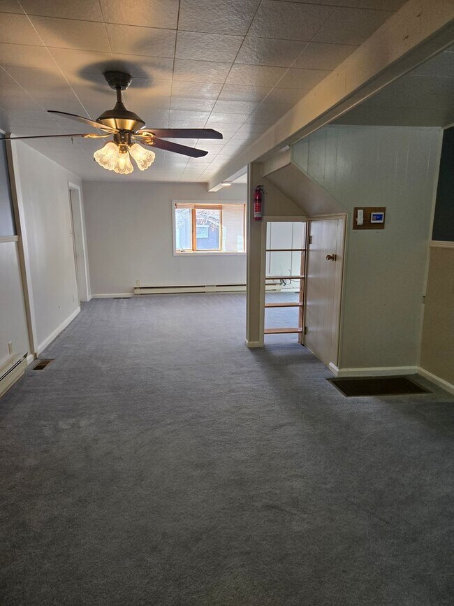 Foto del edificio - Three Bedroom Home - Single Car Attached Garage - in Townsend!