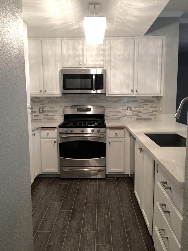 kitchen - 5201 Laguna Oaks Dr