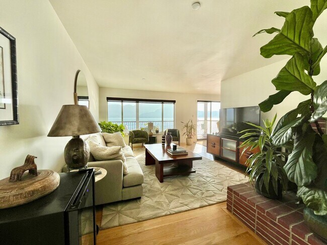 Foto del edificio - Stunning Waterfront 2Br/2Bath Walk to Town in Tiburon