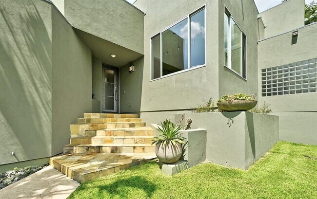 Building Photo - 2700 De Soto Dr