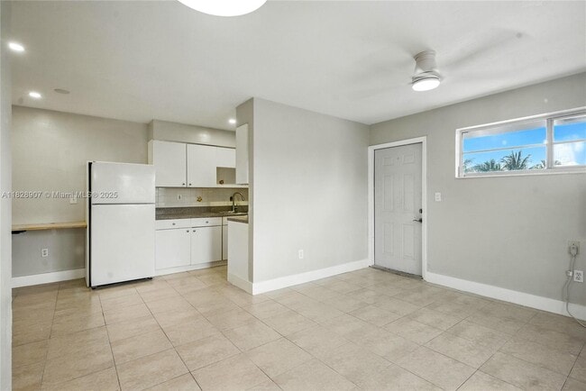 Building Photo - 2085 NE 169th St