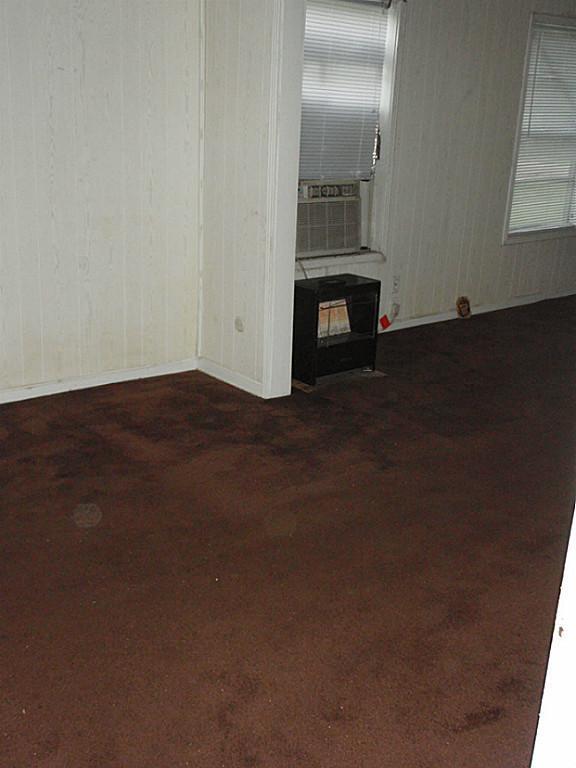 Vista alternativa del comedor y la sala de estar. - 4824 Carmen St