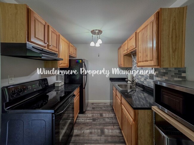 Building Photo - Fully Furnished ground Floor Unit in Conve...