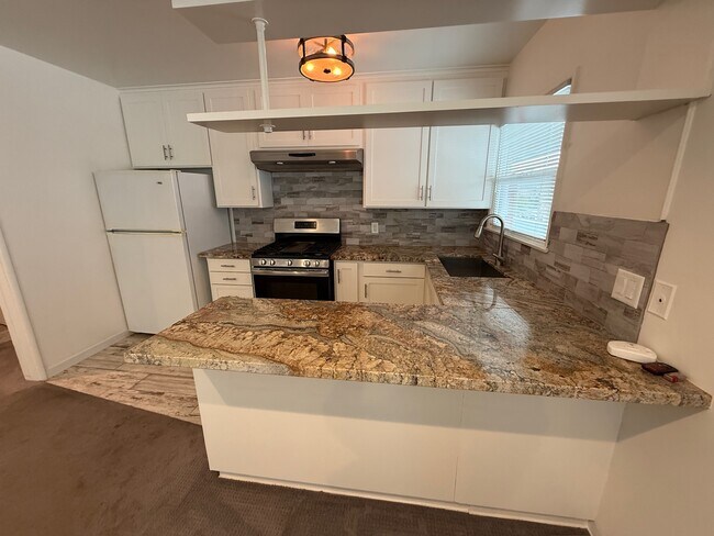 Cocina abierta y renovada - 811 S Catalina Ave