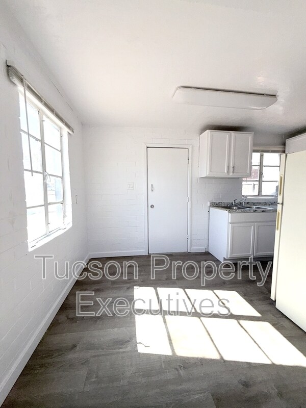 Building Photo - 130 E Delano St