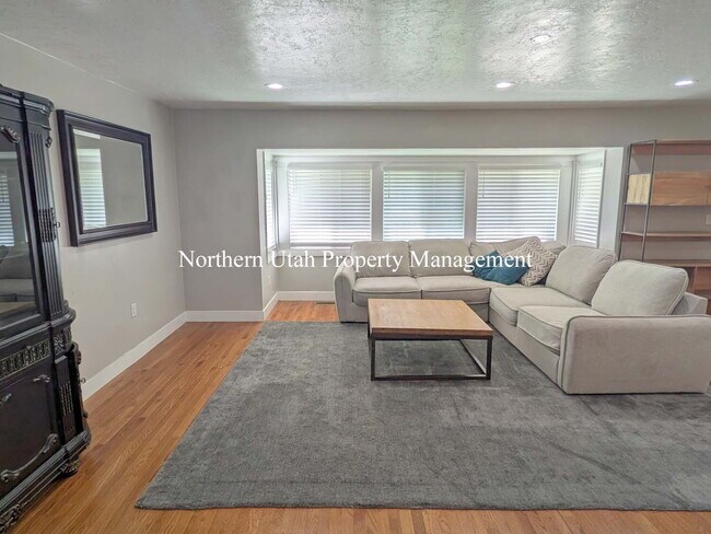 Building Photo - 4 Bed, 3.5 Bath - Amazing Location