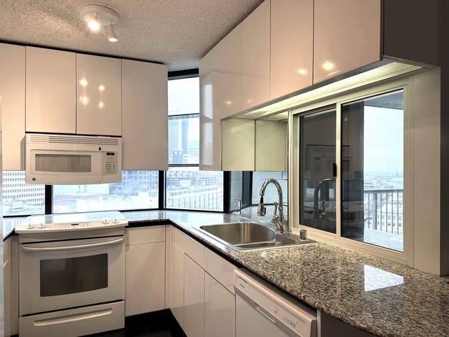 Building Photo - Pet Friendly - Honolulu Park Place 2BR/2BA...