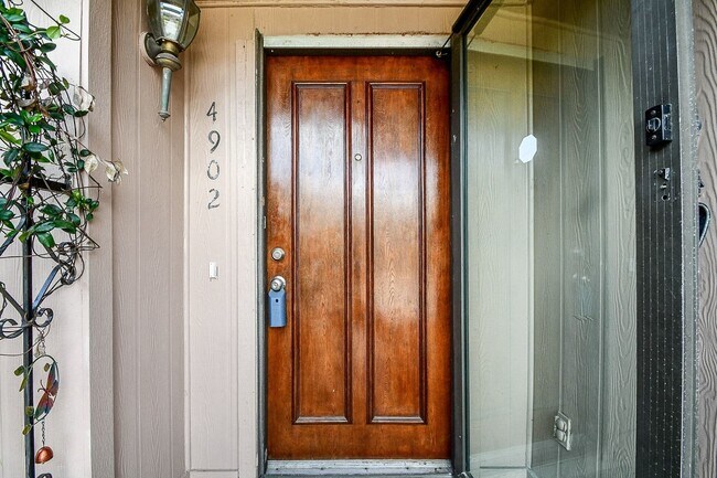 Foto del edificio - 4902 Rainwater Dr
