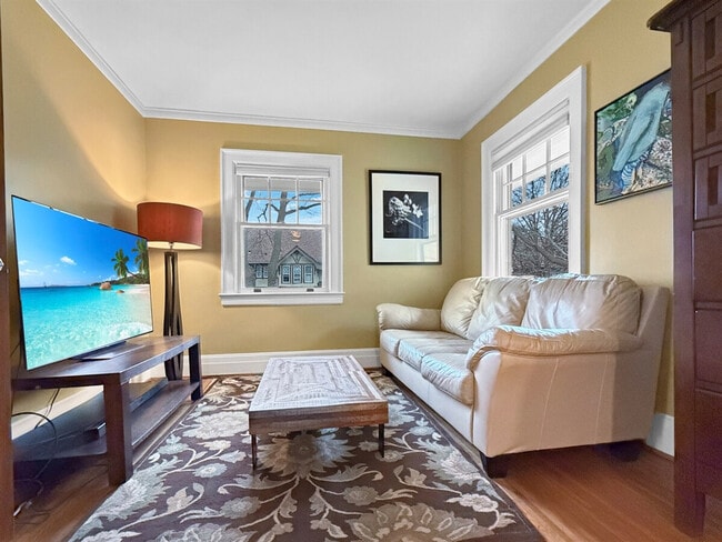 Building Photo - 410 Wellington Ave